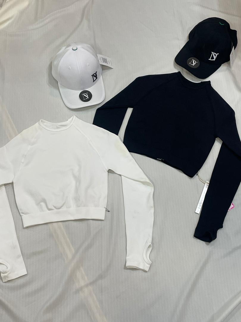 Playera y gorra deportiva para mujer - para entrenamiento, gimnasio y yoga
