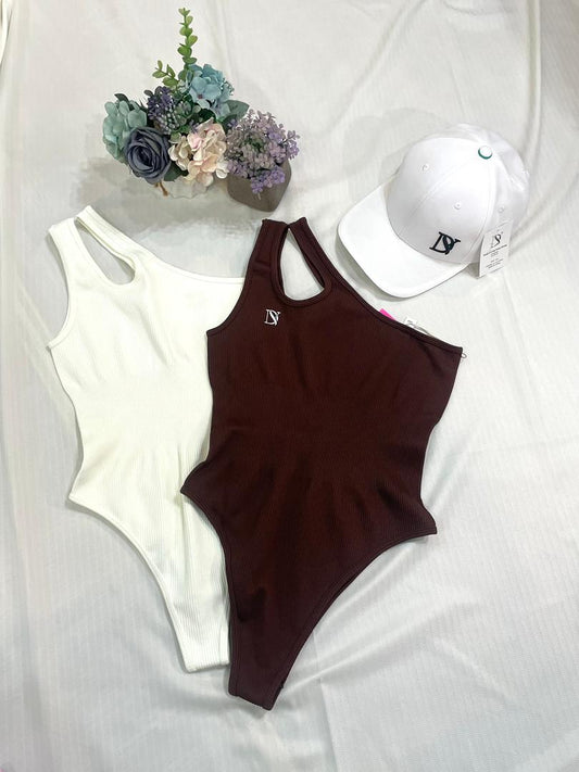 Women's bodysuit with two slanted straps that shape the body, for training, gym and yoga