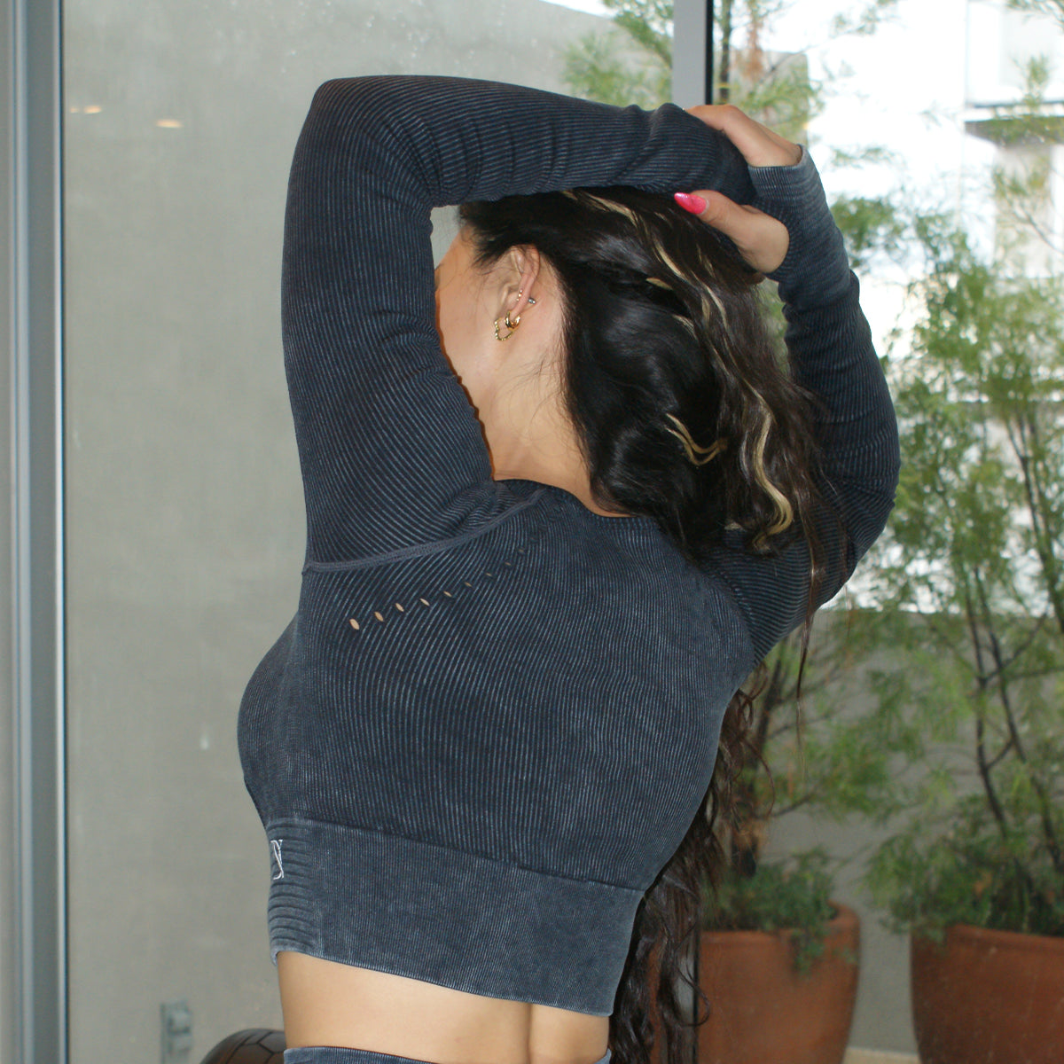 Conjunto deportivo para mujer, top corto de manga larga y pantalones cortos en color negro, ajuste al cuerpo, entrenamiento, gimnasio, yoga, fitness